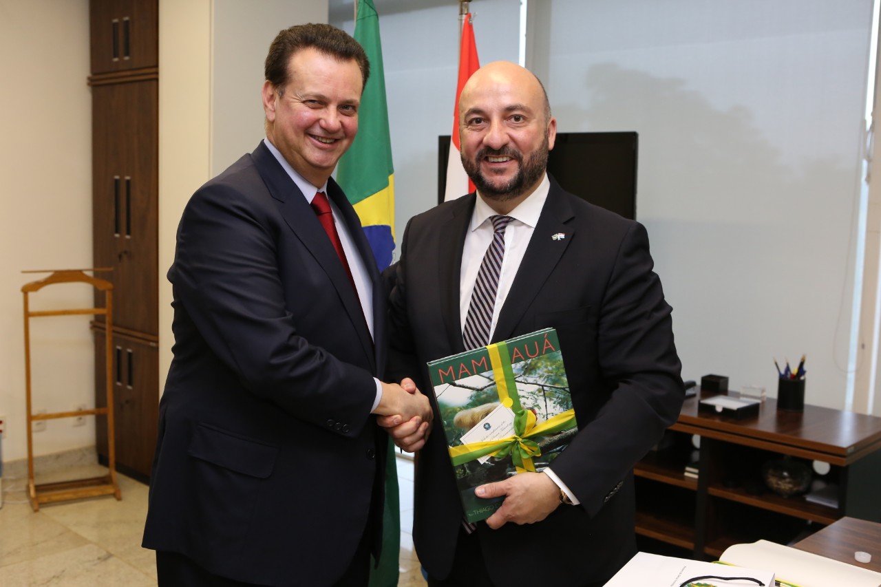 (de g. Ã  dr.) Gilberto Kassab, ministre des Sciences, de la Technologie et de la Communication du BrÃ©sil ; Ã tienne Schneider, Vice-Premier ministre, ministre de lâ  Ã conomie, ministre de la DÃ©fense